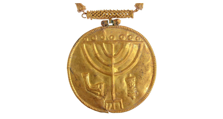 Das goldene Medaillon zeigt jüdische Symbole. Es stammt vermutlich aus dem 7. Jahrhundert.