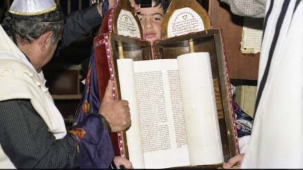 Torah-Rollen stehen beim Fest der Freude über Gottes Lehre im Mittelpunkt.