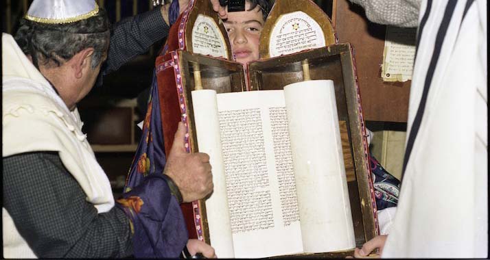 Torah-Rollen stehen beim Fest der Freude über Gottes Lehre im Mittelpunkt.