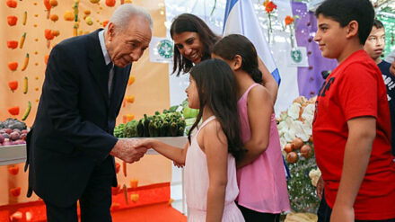 In seiner Sukka begrüßte Staatspräsident Peres auch zahlreiche Kinder.