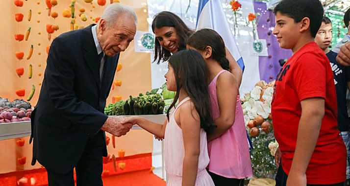 In seiner Sukka begrüßte Staatspräsident Peres auch zahlreiche Kinder.