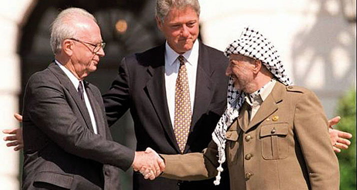 Symbolisch: Rabin (l.) und Arafat in Uniformjacke vor 20 Jahren in Washington mit US-Präsident Clinton