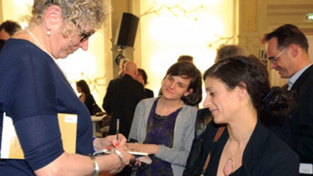 Lizzie Doron beim Büchersignieren (hier bei den Deutsch-Israelischen Literaturtagen 2012).