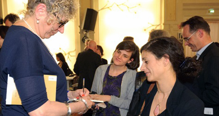 Lizzie Doron beim Büchersignieren (hier bei den Deutsch-Israelischen Literaturtagen 2012).