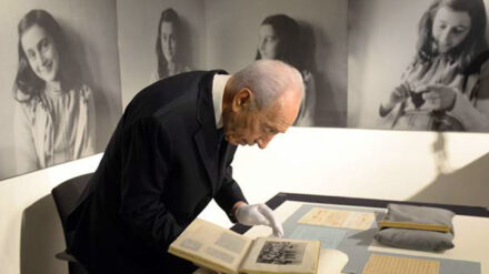 Peres durfte Anne Franks Fotoalbum durchblättern, das normalerweise in Archiven verwahrt wird.