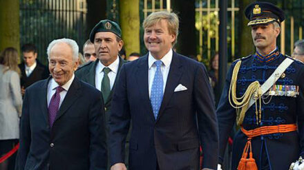 Ältestes Staatsoberhaupt der Welt trifft jüngsten König Europas: Peres und Willem-Alexander bei der Militärparade