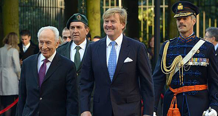 Ältestes Staatsoberhaupt der Welt trifft jüngsten König Europas: Peres und Willem-Alexander bei der Militärparade