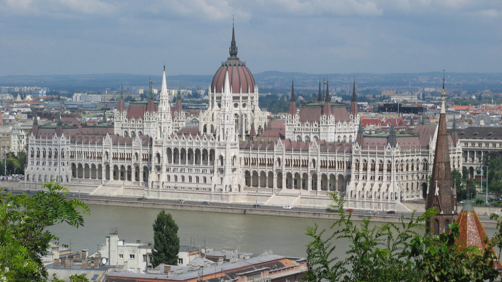 Im ungarischen Parlamentsgebäude warnte Lapid vor aufkeimendem Rassismus.