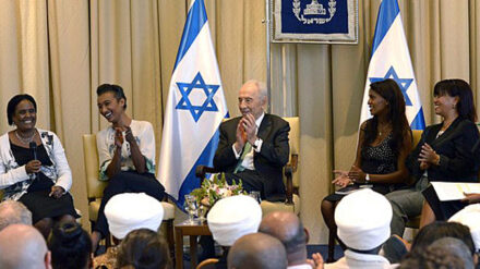 Präsident Peres mit vier äthiopischstämmigen Frauen auf der Bühne seiner Residenz