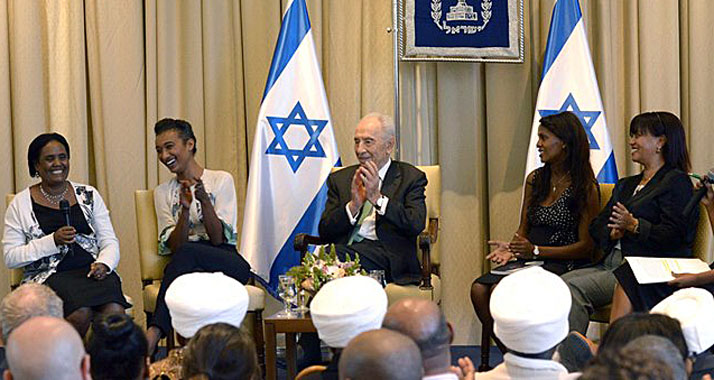 Präsident Peres mit vier äthiopischstämmigen Frauen auf der Bühne seiner Residenz