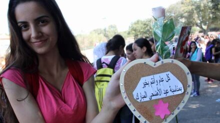 In der Schule basteln Kinder zum islamischen Opferfest allerlei Dinge mit guten Wünschen für ein gutes neues Jahr.