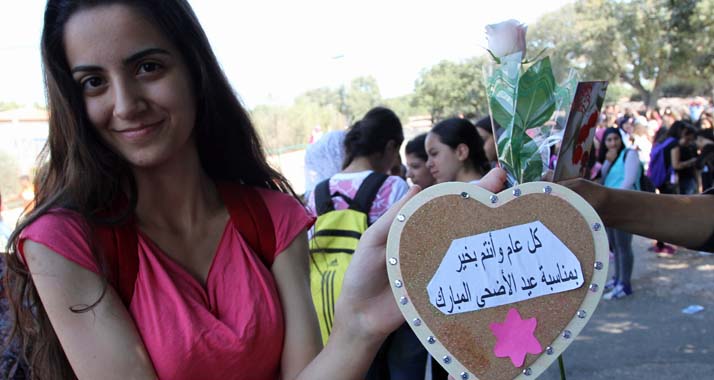 In der Schule basteln Kinder zum islamischen Opferfest allerlei Dinge mit guten Wünschen für ein gutes neues Jahr.