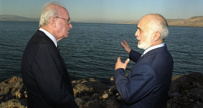 Jitzhak Rabin ein Jahr vor seiner Ermordung mit dem jordanischen König Hussein (r.)