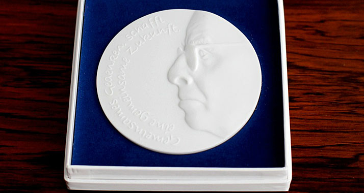 Die erste Ernst-Cramer-Medaille erhält der israelische Staatspräsident Schimon Peres