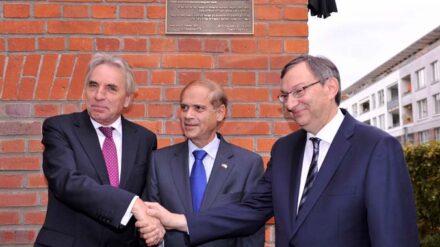 Oberbürgermeister Roters (v.l.), Botschafter Hadas-Handelsman und Abraham Lehrer bei der Enthüllung der Gedenktafel