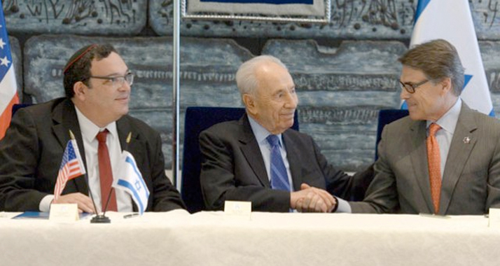 Präsident Peres (M.) mit Bildungsminister Piron (l.) und dem texanischen Gouverneur Perry (r.) in Jerusalem