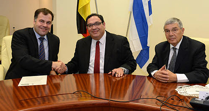 (v.l.): KMK-Präsident Stephan Dorgerloh, Bildungsminister Schai Piron und der Yad Vashem-Vorsitzende Avner Schalev bei der Unterzeichnung in Jerusalem