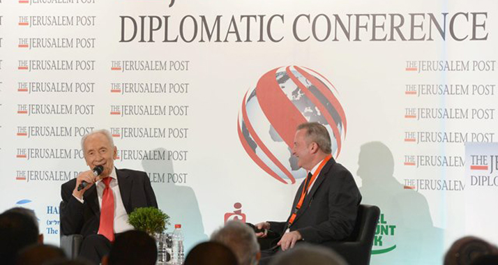 Staatspräsident Schimon Peres im Podiumsgespräch mit Steve Linde, dem Chefredakteur der "Jerusalem Post".