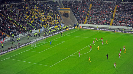 Vor den Augen der in Gelb gekleideten mitgereisten Fans: Tel Aviv mit Hang zum Tor, aber ohne Abschluss