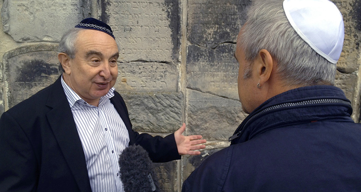 Alexander Wassermann, Vorsitzender der Jüdischen Gemeinde Dessau, auf dem Jüdischen Friedhof im Gespräch mit Autor Jo Goll.