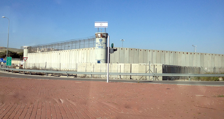 Vor dem Ofer-Gefängnis (Bild)  haben Israelis gegen die Freilassung palästinensischer Gefangener demonstriert.