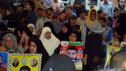 Vor dem Empfang: Angehörige warten im Gazastreifen auf die entlassenen Häftlinge