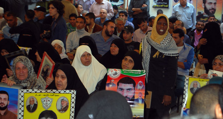 Vor dem Empfang: Angehörige warten im Gazastreifen auf die entlassenen Häftlinge