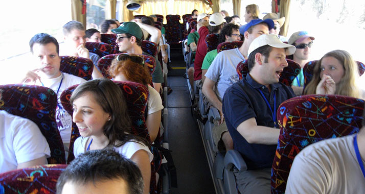 In israelischen Bussen gilt es nicht als unhöflich, sich in ein Gespräch einzumischen.