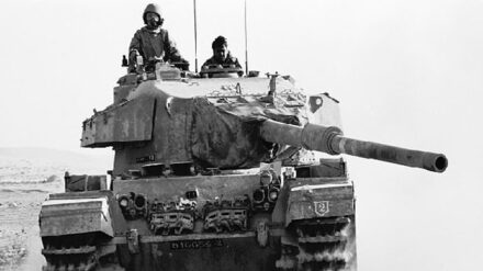 Während des Jom-Kippur-Krieges drangen israelische Panzer in der Sinaiwüste weit vor.