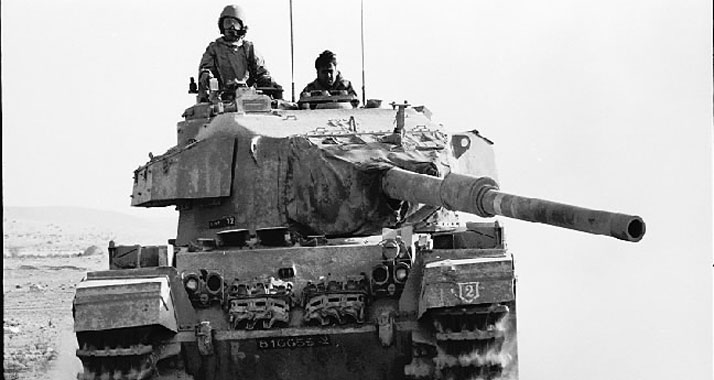 Während des Jom-Kippur-Krieges drangen israelische Panzer in der Sinaiwüste weit vor.