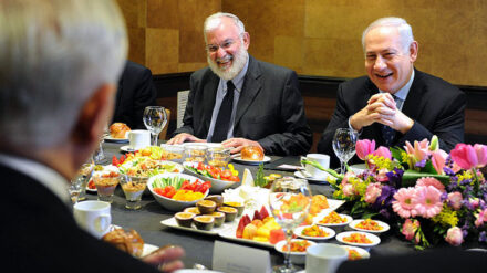 Amidror (l.) und Netanjahu bei einem Geschäftsessen im Jahr 2011. Jetzt hat der Sicherheitsberater sein Amt abgegeben.