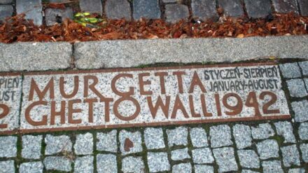 Eine symbolische Kennzeichnung zeigt den Verlauf der Mauer.
