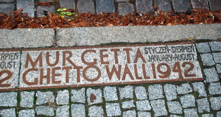 Eine symbolische Kennzeichnung zeigt den Verlauf der Mauer.