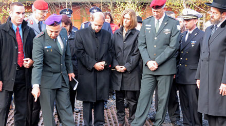 Markus Kneip (l.), Yakov Hadas-Handelsman (3.v.l.), Benjamin Gantz (3.v.r.) und Oberrabbiner David Lau (r.) am "Gleis 17"