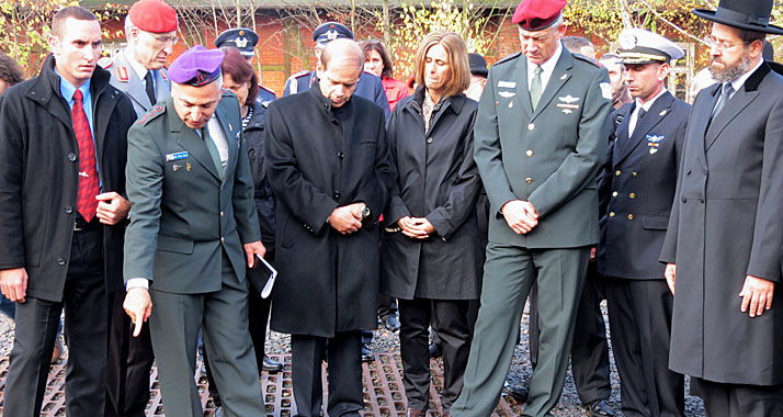Markus Kneip (l.), Yakov Hadas-Handelsman (3.v.l.), Benjamin Gantz (3.v.r.) und Oberrabbiner David Lau (r.) am "Gleis 17"
