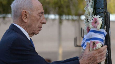 Präsident Peres am Grab von Staatsgründer Ben-Gurion in Sde Boker