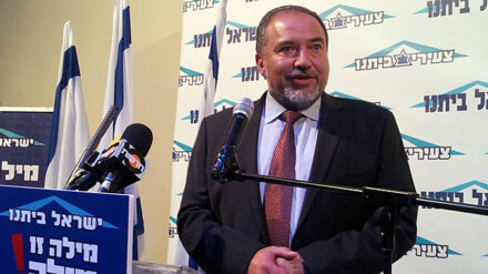 Avigdor Lieberman sitzt nach seinem Gerichtsprozess wieder mit am Kabinettstisch. (Archivbild)