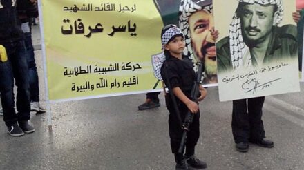 Die Parade in Ramallah wurde von einem kleinen palästinensischen Jungen angeführt.