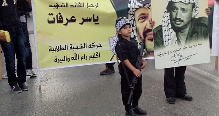 Die Parade in Ramallah wurde von einem kleinen palästinensischen Jungen angeführt.