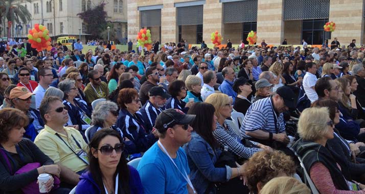 Auf dem Safra-Platz an der Jerusalemer Stadtverwaltung fanden sich die nordamerikanischen Führungspersonen zur Abschlussveranstaltung zusammen.