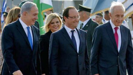 Frankreichs Staatspräsident Hollande (Mitte) wurde von Netanjahu (l.) und Peres am Flughafen begrüßt.