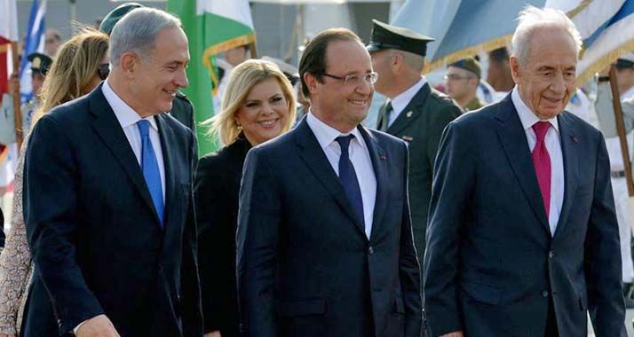 Frankreichs Staatspräsident Hollande (Mitte) wurde von Netanjahu (l.) und Peres am Flughafen begrüßt.