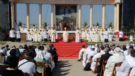 Etwa 7.000 Katholiken versammelten sich am Sonntagmorgen zu einer Messe nahe Nazareth. Auch Vertreter der israelischen Regierung waren anwesend.