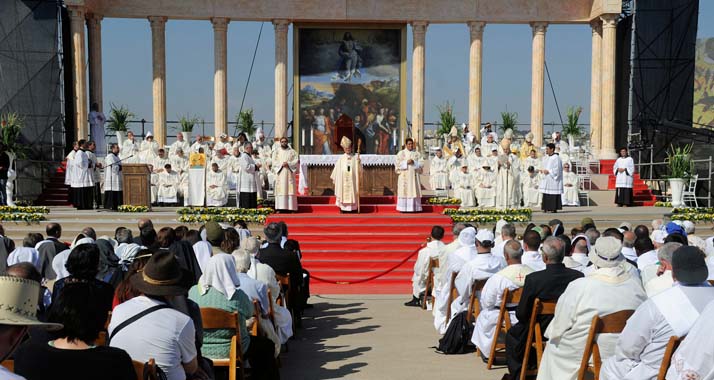 Etwa 7.000 Katholiken versammelten sich am Sonntagmorgen zu einer Messe nahe Nazareth. Auch Vertreter der israelischen Regierung waren anwesend.