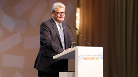 Politische Kritik an der israelischen Regierung dürfe  nicht dazu führen, dass die Solidarität mit dem jüdischen Staat in Frage gestellt werde, meinte Gauck.