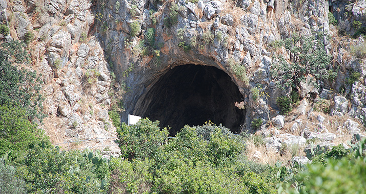 Eine Steinzeithöhle im Karmelgebirge bei Haifa