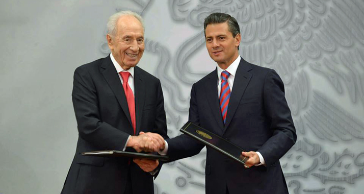 Schimon Peres mit Enrique Peña Nieto, dem Präsidenten Mexikos
