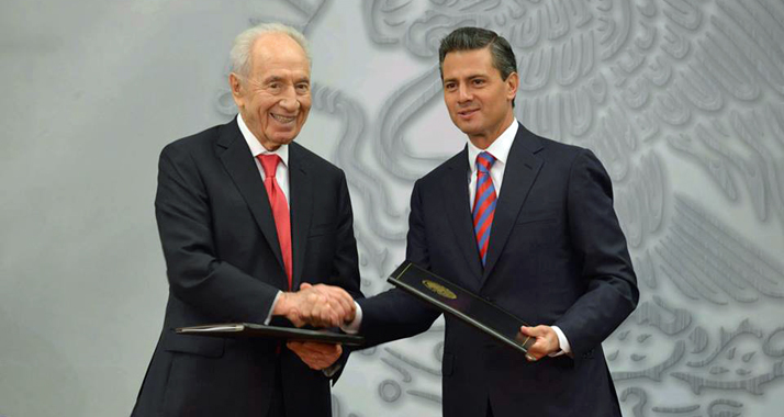 Schimon Peres mit Enrique Peña Nieto, dem Präsidenten Mexikos