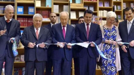 Peres (Mitte) eröffnet den israelischen Pavillon auf der Buchmesse.