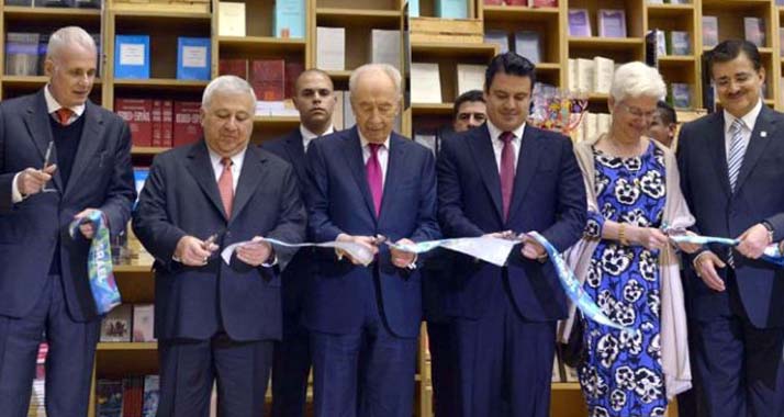Peres (Mitte) eröffnet den israelischen Pavillon auf der Buchmesse.